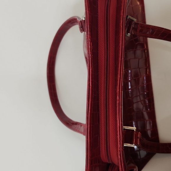 Vintage 90's Women's Burgandy Faux Alligator Leather Handbag - Picture 9 of 12